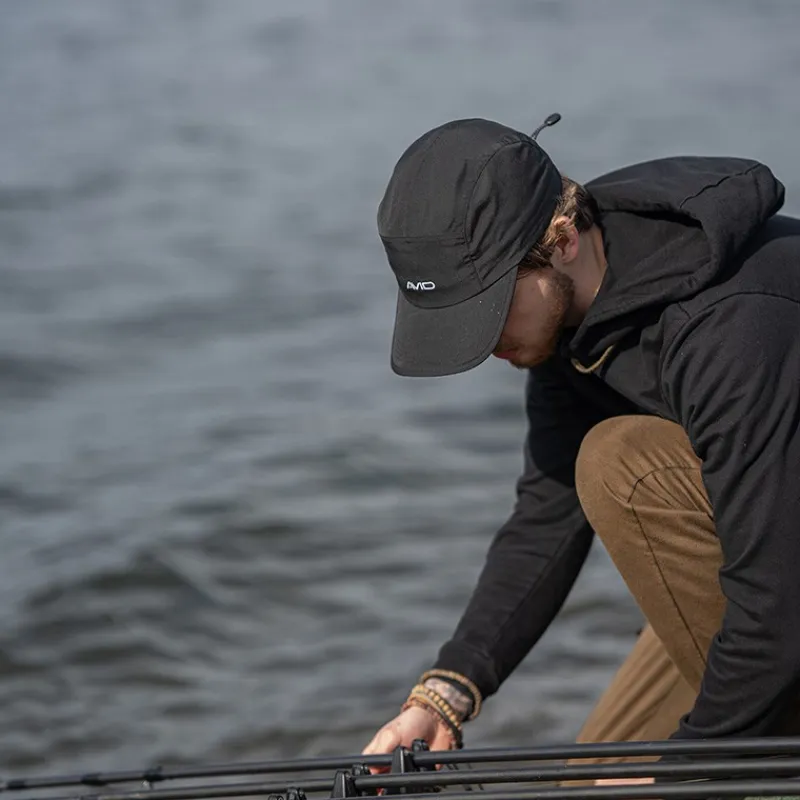 Avid Carp Casquette Stealth Black Waterproof 5-Panel Cap - Noir